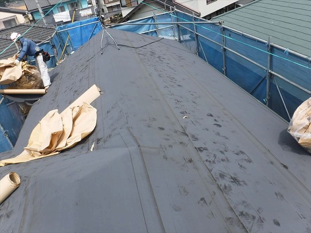 屋根の上まで防水シートを貼ったところ